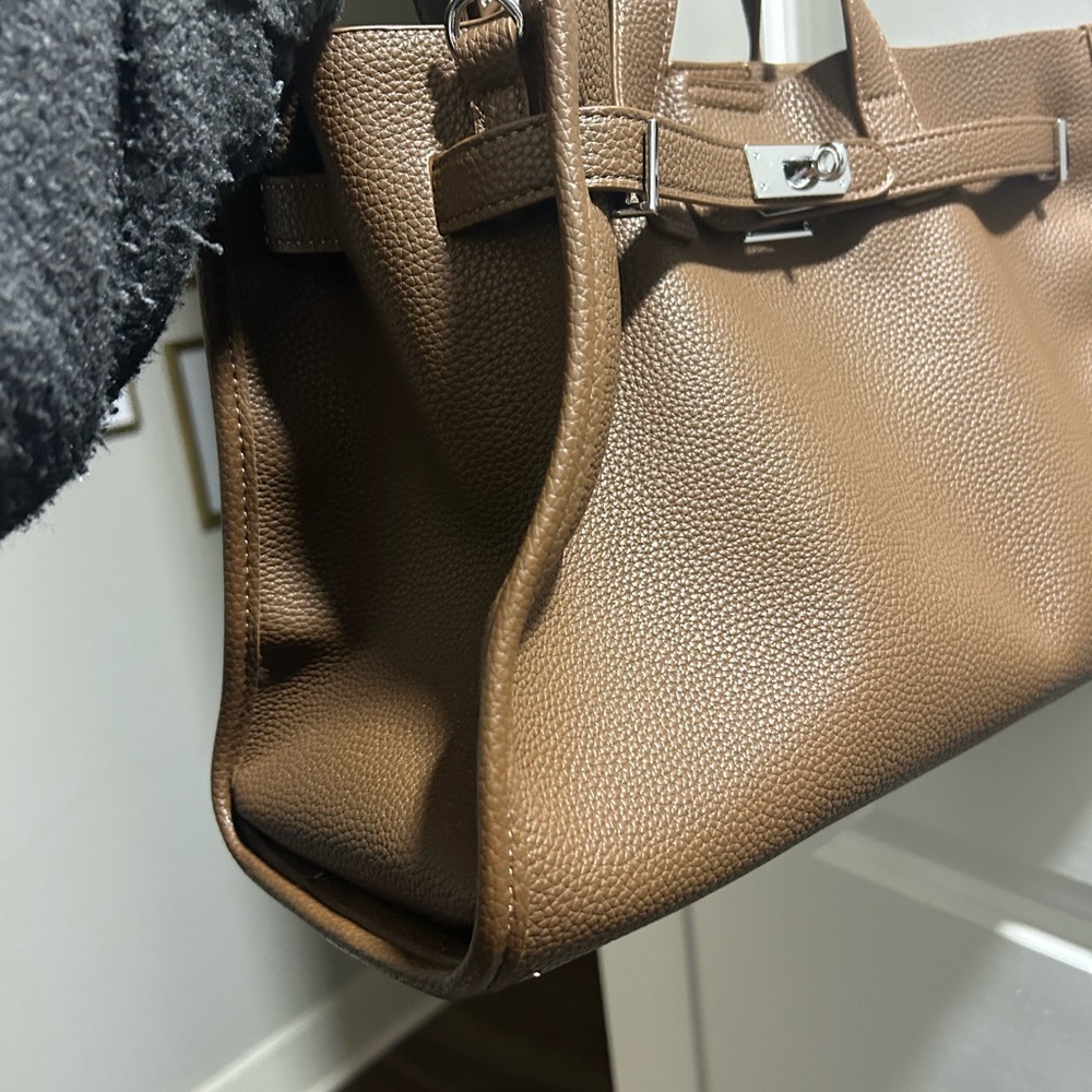 Elegant Brown Leather Handbag - Picture 8 of 10